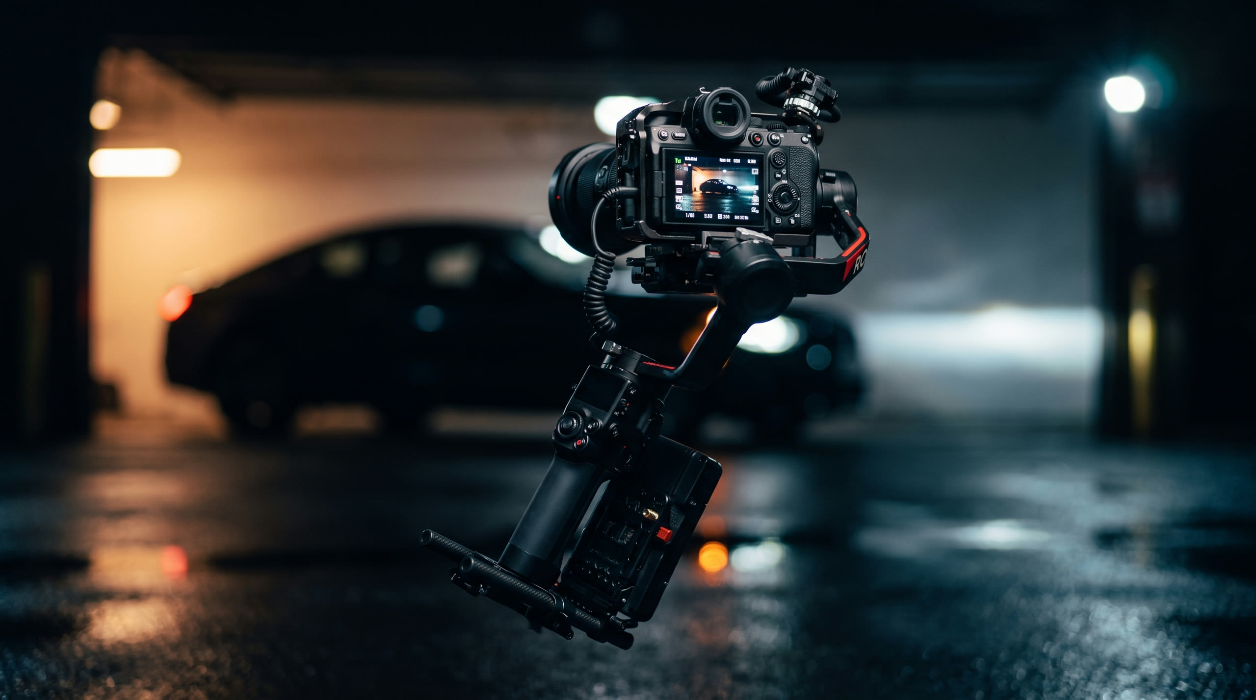 DJI Ronin avec caméra Lumix, ambiance garage nocturne avec véhicule en arrière-plan