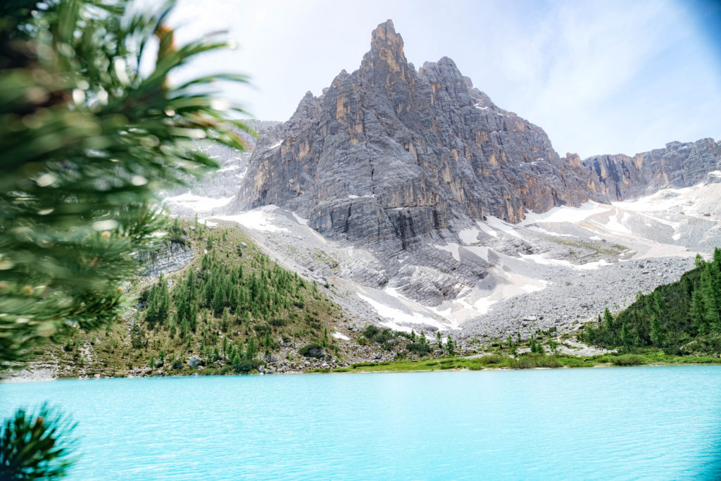 Lac Sorapis, eaux turquoise dans les Dolomites