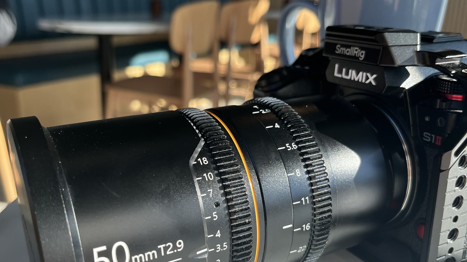 Lumix S1 II avec objectif anamorphique 50mm T2.9, dans un café