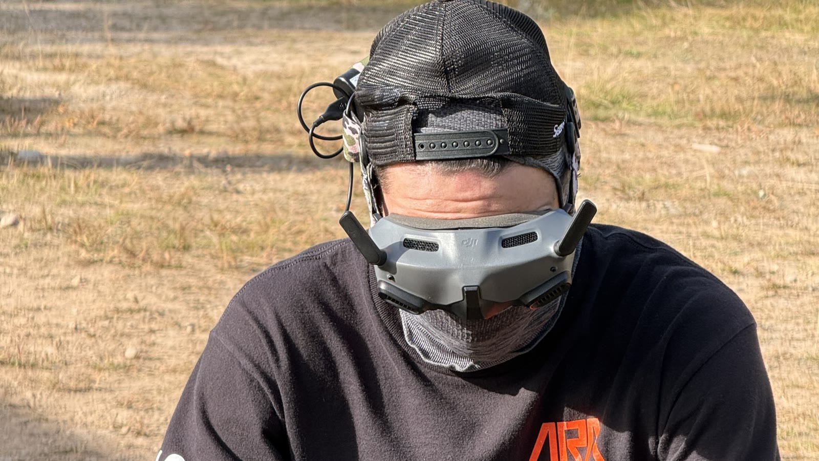 Kévin, pilote de Pixcape, goggles FPV DJI sur les yeux, manette en main