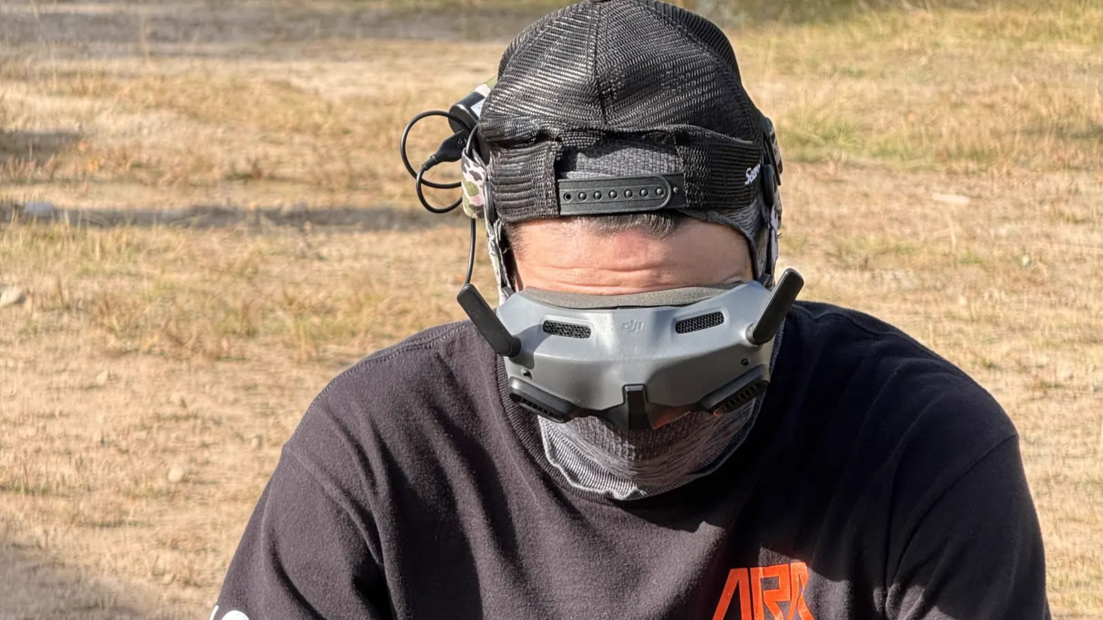 Kévin, pilote de Pixcape, goggles FPV DJI sur les yeux, manette en main