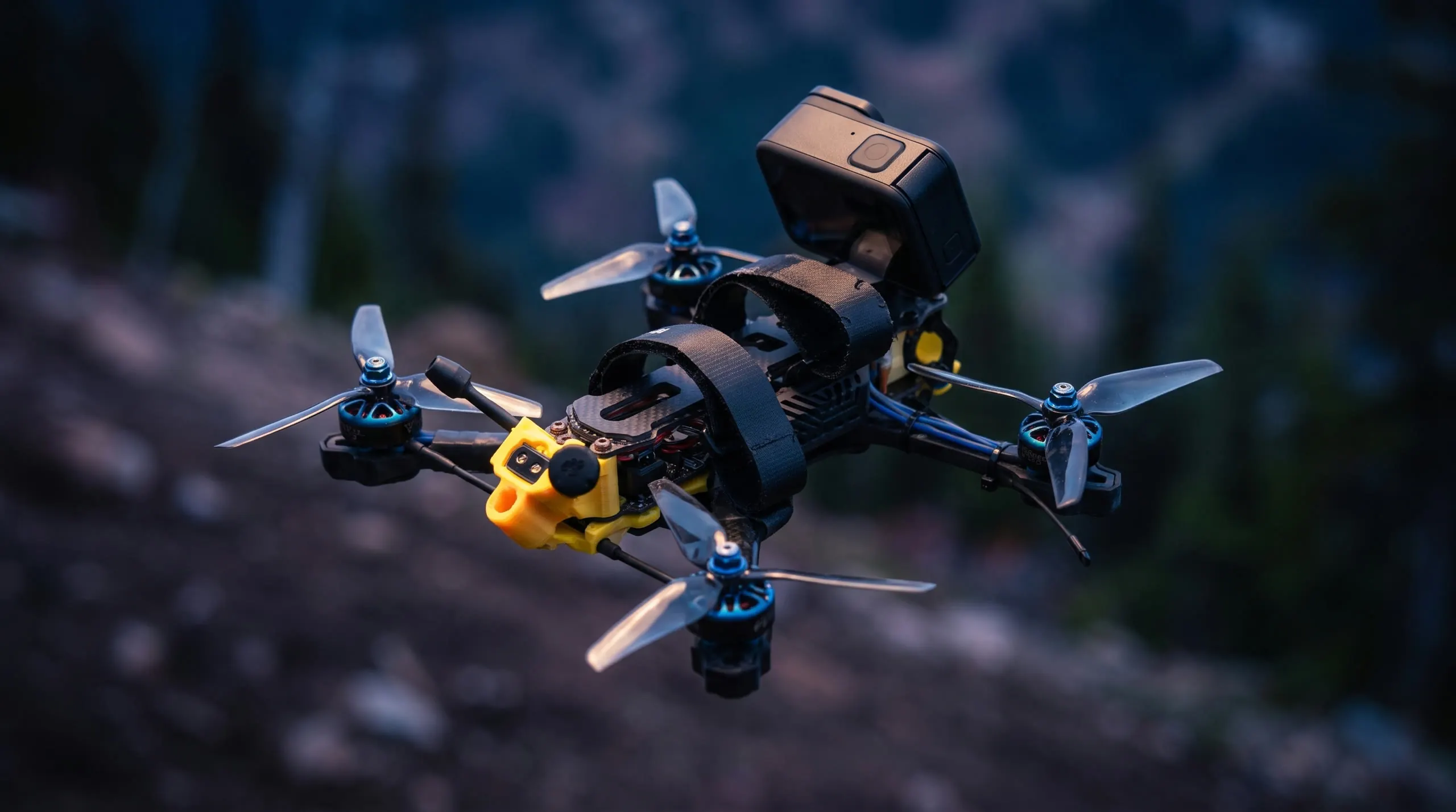 Drone FPV 5 pouces en plein vol, ambiance montagne au crépuscule